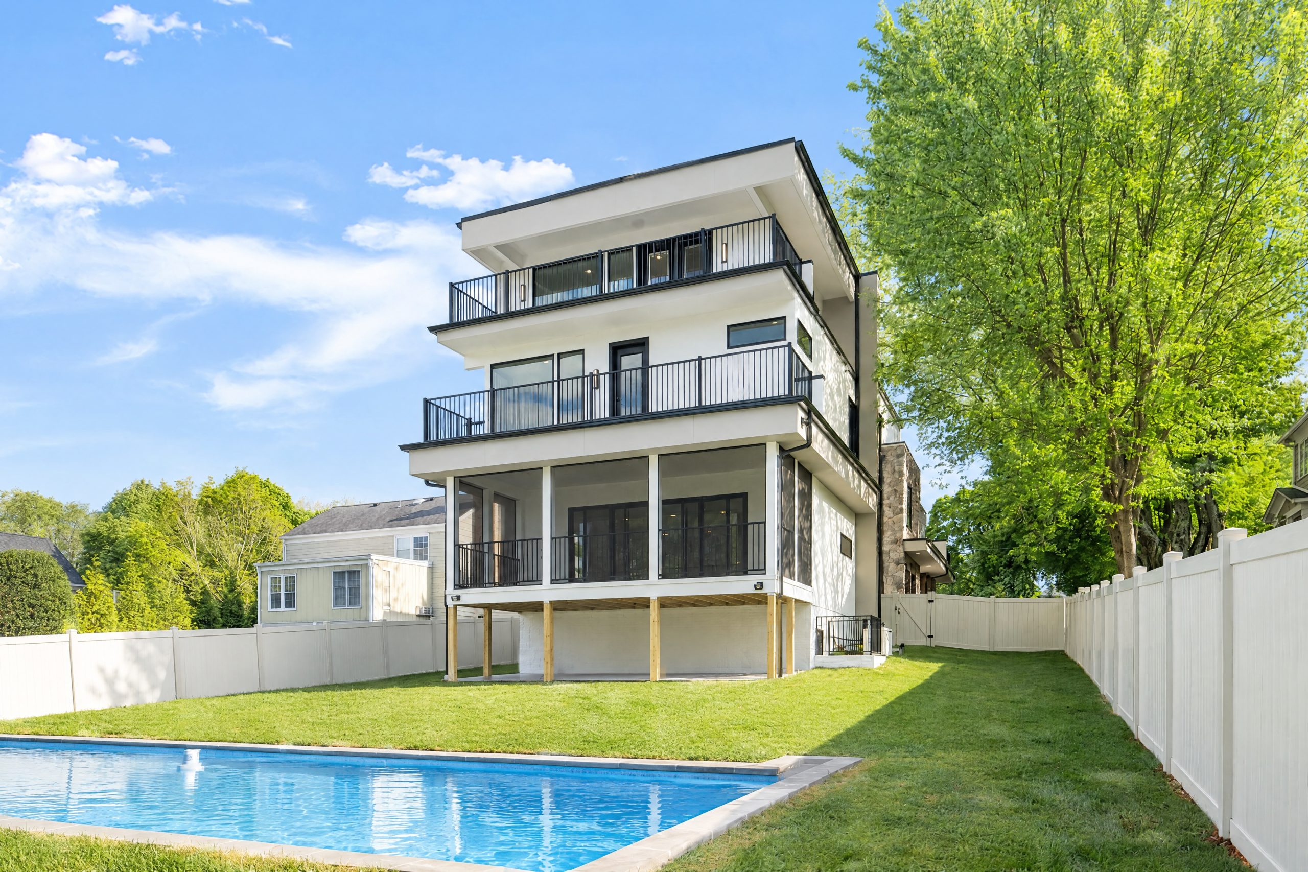 04 - Exterior Rear Pool